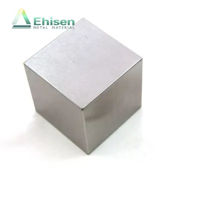 Metalna kocka od titana